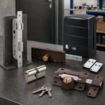 Cerraduras, cilindros, cerrojos y automatismo para puertas de seguridad industrial