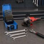 Brocas, amoladora, llaves combinadas y trinquete para mantenimiento industrial